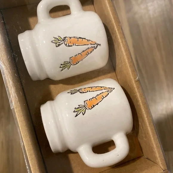 Salt and Pepper Shakers - Picture 4 of 4